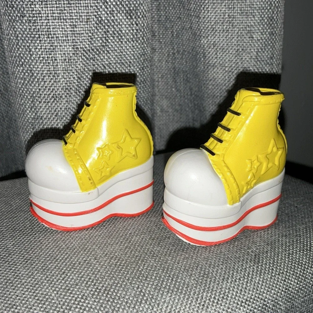 BRATZ Doll Kisses! XOXO Fashion Pack REPLACEMENT Yellow PLATFORM SNEAKERS EUC